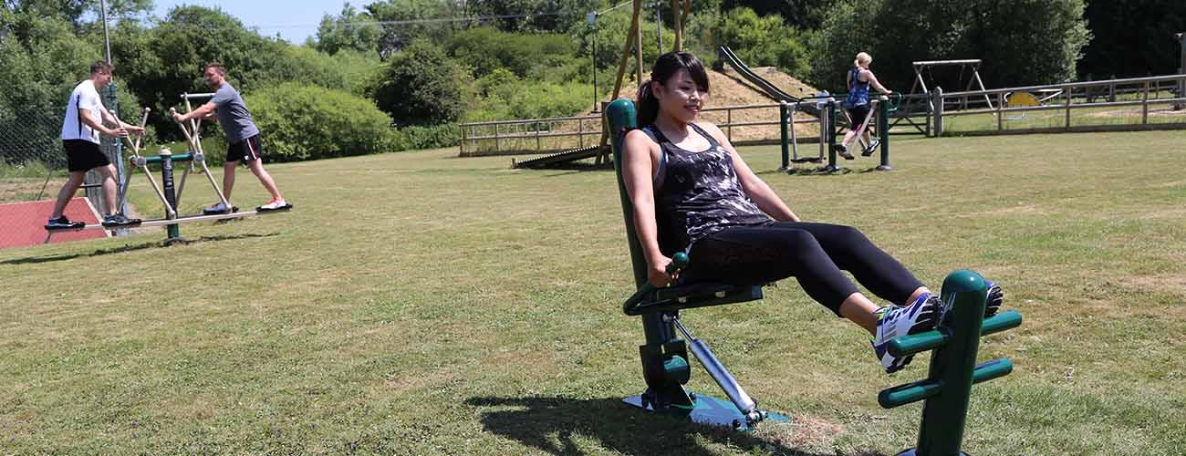 lady using resistance leg press